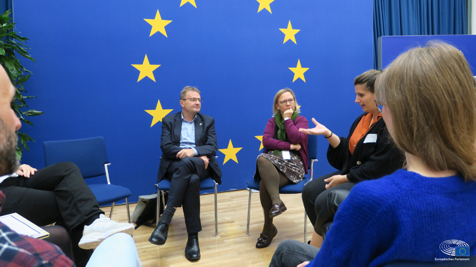 MEP Hannes Heide debattiert mit den Teilnehmenden