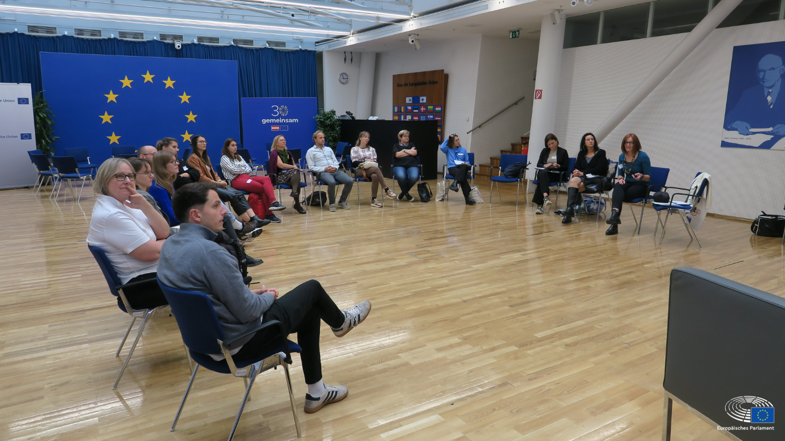 Die Teilnehmenden im Sitzkreis